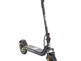 gros plan d'un scooter sur fond blanc