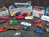 un grand nombre de voitures et de camions jouets qui se trouvent sur la table