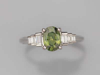 Bague en or gris 750°/°° (18K), sertie d'un saphir vert tail… - Photo 1