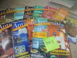 plusieurs magazines posés sur une table sur laquelle est collé un autocollant jaune
