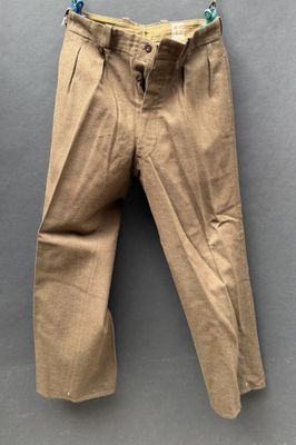 une photo d'un pantalon suspendu à une corde à linge