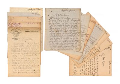 plusieurs vieilles lettres sont empilées sur une surface blanche