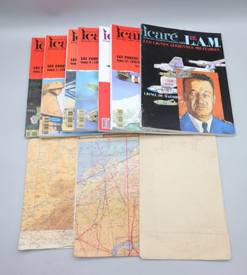 une pile de livres posée sur une table, avec des cartes et encore des cartes