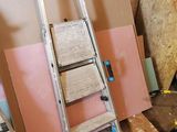 une échelle adossée au mur d'une pièce