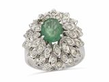 une bague en émeraude et diamant