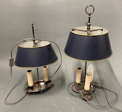 Deux lampes bouillottes en métal argenté et abat-jour en tôl…