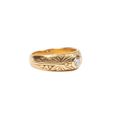 Gros plan sur une bague en or ornée d'un diamant