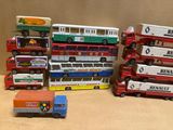 beaucoup de bus et de camions miniatures posés sur une table