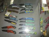 de nombreux types de couteaux exposés dans une vitrine