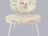 une chaise blanche ornée d'un motif floral