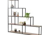 une étagère en métal noir avec des tablettes et des plantes posées dessus
