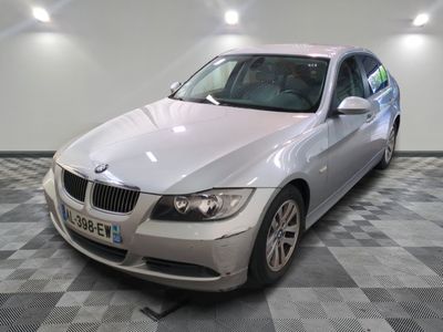 la photo d'une voiture argentée garée dans un garage