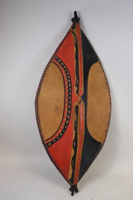 Bouclier Massai, en bois et peau tannée et peinte.