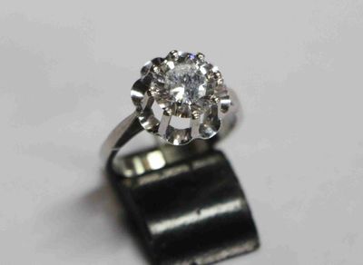 une bague sertie d'un diamant, posée sur une table