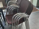 de nombreuses chaises alignées devant une table