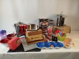 une table sur laquelle se trouvent de nombreux objets