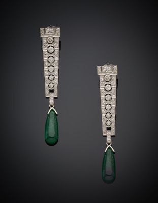 une paire de boucles d'oreilles en émeraude et diamant