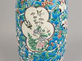 un vase bleu orné d'un motif représentant des oiseaux et des fleurs