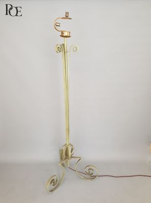 Lampadaire en fer forgé laqué vert pale tripode en larges vo…