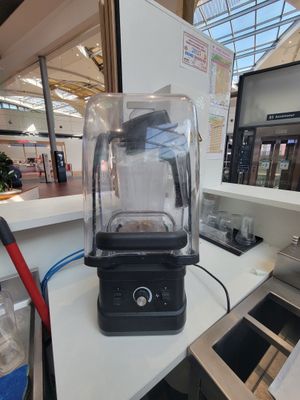 un mixeur posé sur un comptoir dans un magasin