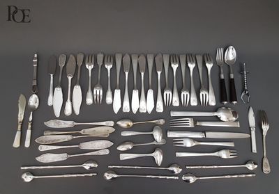 de nombreux types d'argenterie disposés sur une table