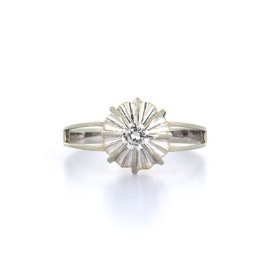 gros plan d'une bague en diamant sur fond blanc