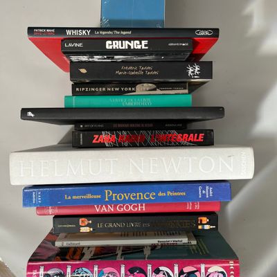 plusieurs livres empilés sur une étagère