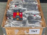 une caisse en bois remplie de sacs de nourriture posée sur le trottoir
