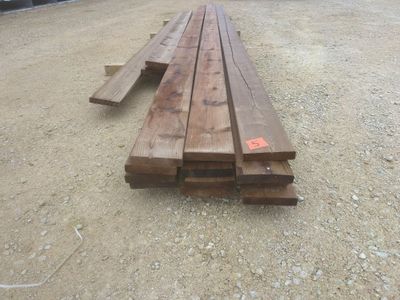 plusieurs morceaux de bois sont empilés les uns sur les autres par terre