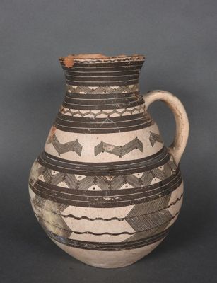 un vase orné d'un motif, posé sur une table