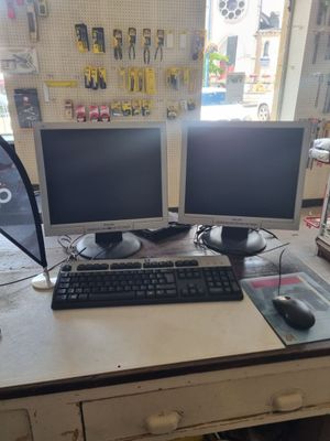 deux écrans d'ordinateur et un clavier sur un bureau