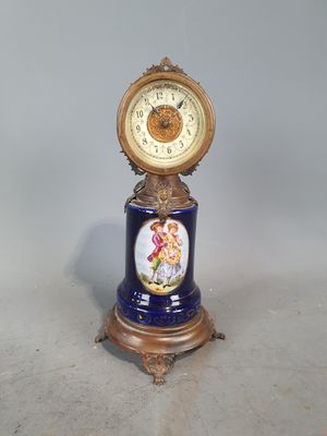 une horloge posée sur une table