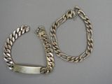 deux bracelets en argent et un bracelet orné d'une barre