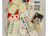 de nombreux types de timbres et d'enveloppes disposés sur une table