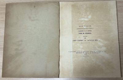 un livre ouvert posé sur une table en bois