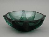 un saladier en verre vert posé sur une table