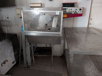 une image d'une cuisine avec un évier et une cuisinière