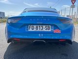 l'arrière d'une voiture de sport bleue garée sur un parking