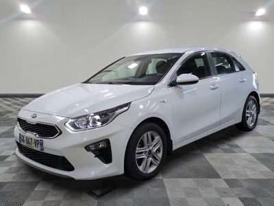 la voiture blanche est garée sur un carrelage à carreaux