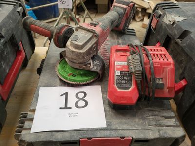 de nombreux outils posés sur une table, accompagnés d'une étiquette de prix