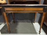 un bureau avec un plateau en marbre dans une pièce