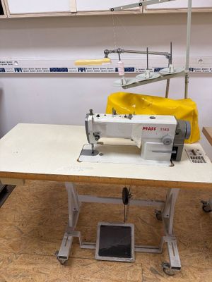 une machine à coudre posée sur une table dans une pièce