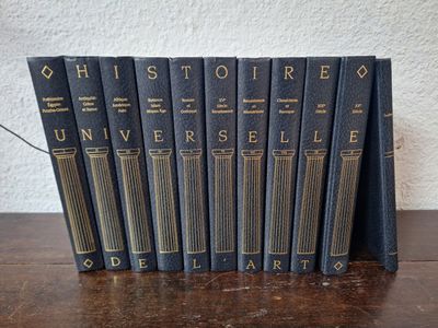 une pile de cinq livres posée sur une table en bois