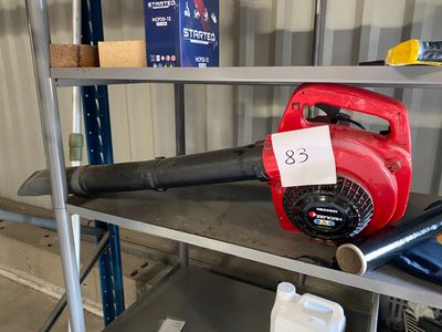 Un souffleur de feuilles thermique ZENOAH HBZ2601