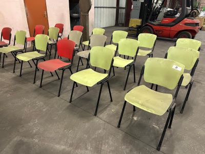 un grand nombre de chaises dans une pièce