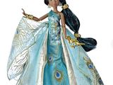 poupée vêtue d'une robe bleue et dorée ornée de plumes de paon