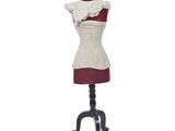 une photo d'un mannequin portant un haut blanc et une jupe rouge