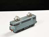 un petit train posé sur une surface blanche