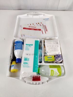 une boîte blanche contenant de nombreuses fournitures médicales