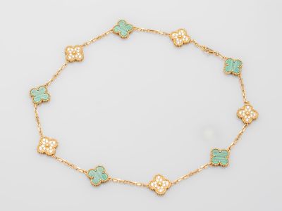 un bracelet en forme de trèfle en or 18 carats et émail